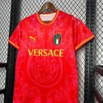 Italien Versace Fußballtrikot 2024 2025 Rot