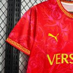 Italien Versace Fußballtrikot 2024 2025 Rot