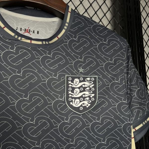 Camisa de futebol conceito Inglaterra Burberry 2024 2025